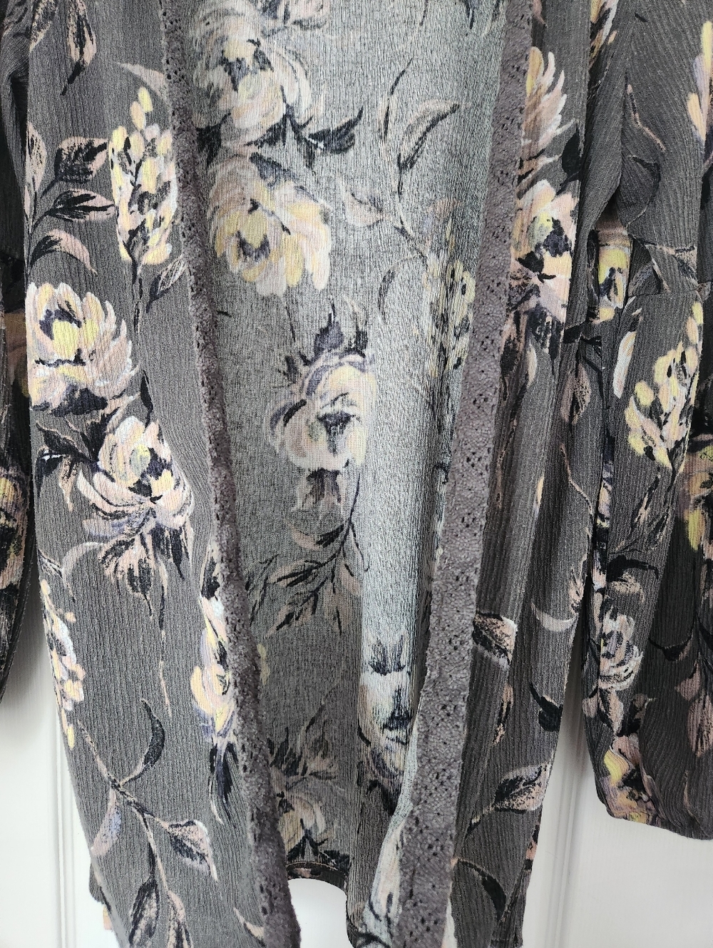 Maurices Gray Floral Crochet Trim Kimono - Size Small - Picture 4 of 16